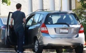 На фото: Марк Цукерберг садится в автомобиль Honda Fit