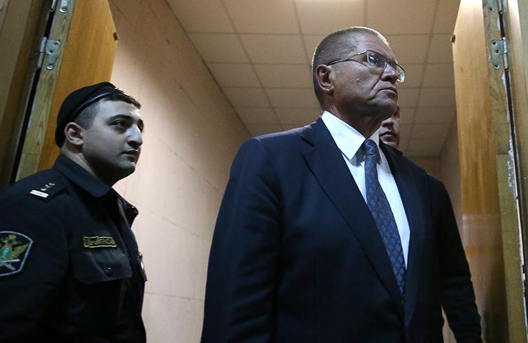 На фото: министр экономического развития РФ Алексей Улюкаев (справа) в Басманном суде, где ему будет избрана мера пресечения. Ночью 15 ноября А.Улюкаев был задержан по подозрению в получении взятки наличными в размере 2 млн долларов, 2016