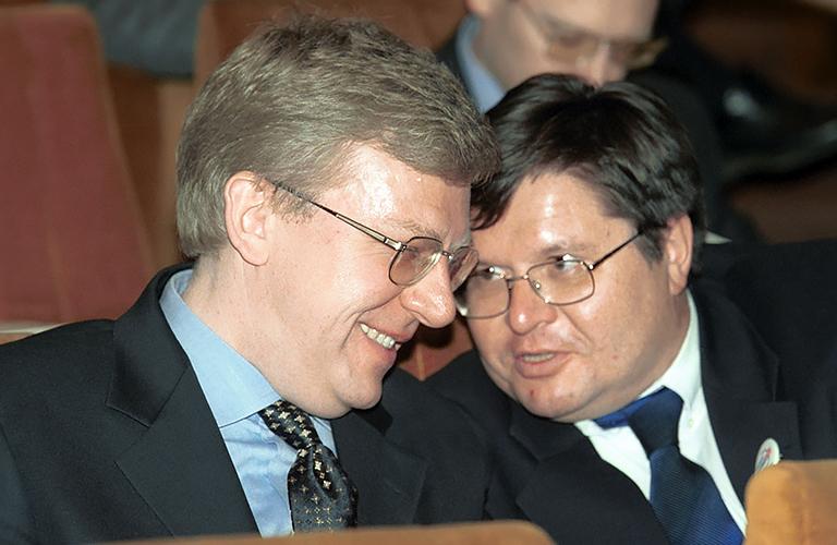 На фото: в зале заседания съезда вице-премьер, министр финансов РФ Алексей Кудрин (слева) и первый заместитель министра финансов РФ Алексей Улюкаев, 2001