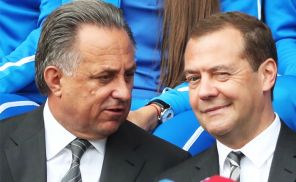 На фото: вице-премьер РФ Виталий Мутко и премьер-министр РФ Дмитрий Медведев (слева направо)