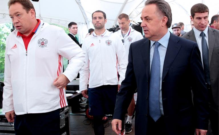 На фото: Леонид Слуцкий, игроки сборной России по футболу Роман Широков, Василий Березуцкий и Виталий Мутко (слева направо)