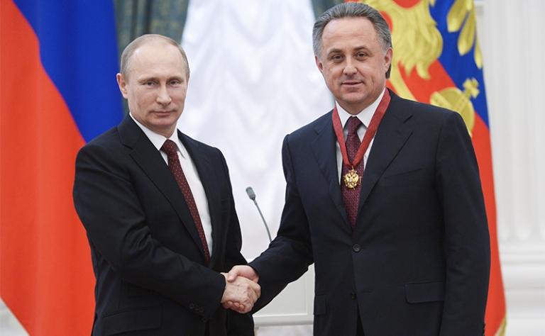 На фото: президент России Владимир Путин и министр спорта РФ Виталий Мутко (слева направо) во время церемонии вручения государственных наград РФ