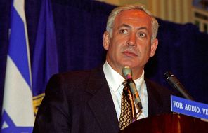 На фото: премьер-министр Израиля Биньямин Нетаньяху выступает в Национальном пресс-клубе в Вашингтоне, округ Колумбия, 10 июля 1996