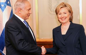На фото: встреча премьер-министра Израиля Биньямина Нетаньяху с госсекретарем США Хиллари Клинтон в Иерусалиме, 31 октября 2009 