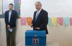 На фото: премьер-министр Израиля Биньямин Нетаньяху на избирательном участке во время парламентских выборов в Иерусалиме 2015 г