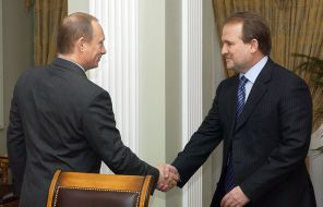 На фото: президент России Владимир Путин (слева) и глава администрации президента Украины Виктор Медведчук (справа) перед началом встречи, 2004