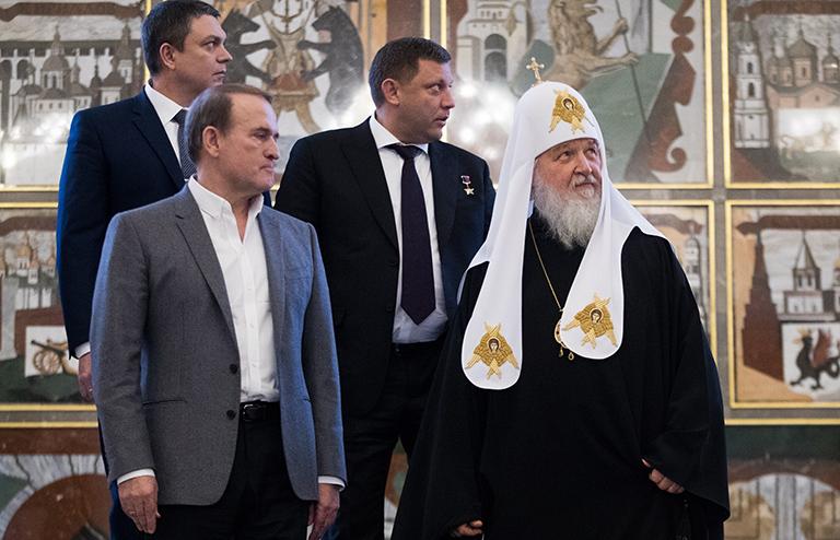 На фото: лидер общественного движения "Украинский выбор - право народа" Виктор Медведчук и патриарх Московский и всея Руси Кирилл (слева направо на первом плане), глава Луганской народной республики (ЛНР) Леонид Пасечник, глава Донецкой народной республики (ДНР) Александр Захарченко (слева направо на втором плане) во время пресс-подхода по итогам миротворческой встречи, на которой завершился процесс согласования условий по обмену пленными между ДНР, ЛНР и Украиной