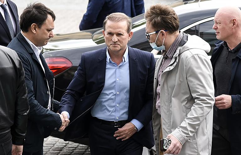 На фото: слава политического совета украинской партии "Оппозиционная платформа — За жизнь" (ОПЗЖ) Виктор Медведчук (в центре), подозреваемый по статьям УК Украины "Государственная измена" и "Нарушение законов и обычаев войны", перед рассмотрением ходатайства об избрании меры пресечения в Печерском районном суде Киева