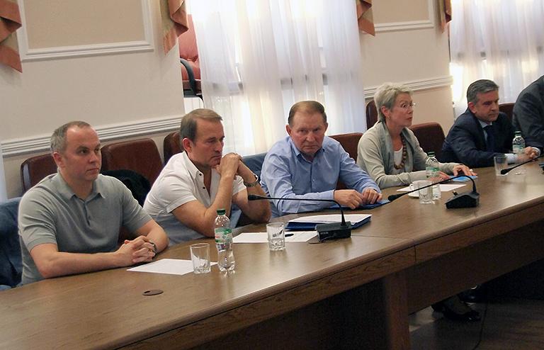 На фото: депутат Верховной рады Нестор Шуфрич, лидер движения "Украинский выбор" Виктор Медведчук, бывший президент Украины Леонид Кучма, спецпредставитель действующего председателя ОБСЕ Хайди Тальявини и посол РФ на Украине Михаил Зурабов (слева направо) во время переговоров по реализации мирного плана на востоке Украины, 2014