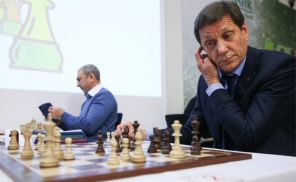 На фото: Первый вице-спикер Госдумы РФ Александр Жуков (справа) во время товарищеского шахматного турнира 