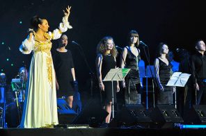 На фото: певица Елена Ваенга (слева) на съемках шоу «Ледяное сердце» в Ледовом Дворце в Санкт-Петербурге, 2008 год