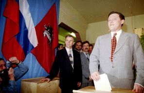На фото: кандидат в Президенты РФ Григорий Явлинский (на снимке) принял участие в голосовании на президентских выборах в России на избирательном участке, 1996