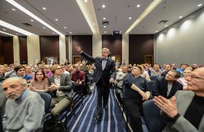 На фото: встреча кандидата в президенты РФ Григория Явлинского с избирателями, 2018