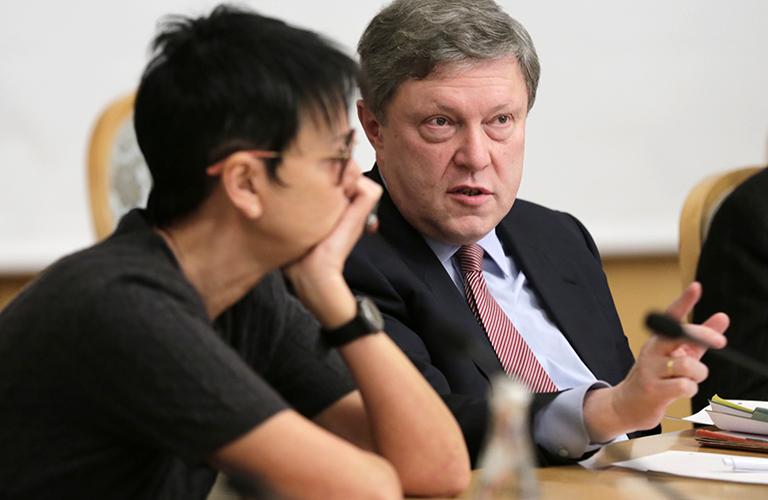 уководитель фракции "Яблоко" Григорий Явлинский и член Совета при Президенте РФ по развитию гражданского общества и правам человека Ирина Хакамада на международной конференции