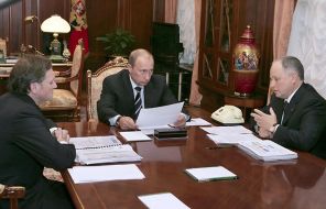 На фото: президент России Владимир Путин (в центре) на встрече с Борисом Титовым (слева) и Сергеем Борисовым (справа) в Кремле