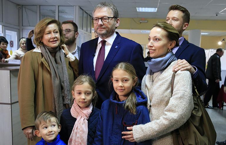 На фото: Борис Титов (в центре) с супругой Еленой (слева), и сыном Павлом (на втором плане справа), 2018