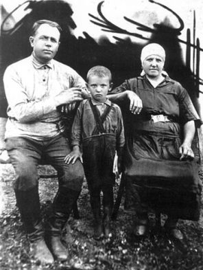 На фото: Миша с дедом Пантелеем и бабушкой Василисой, конец 1930 -х