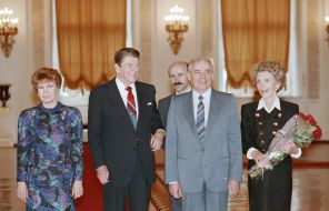 На фото: Генеральный секретарь ЦК КПСС Михаил Сергеевич Горбачев (в центре справа) и его супруга Раиса Максимовна (слева), президент Соединенных Штатов Америки Рональд Рейган (второй слева) и его супруга Нэнси Рейган (справа), 1988