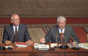 На фото: в Белом доме на Краснопресненской набережной состоялась встреча Михаила Горбачева и Бориса Ельцина с депутатами Российского парламента, 1991 год