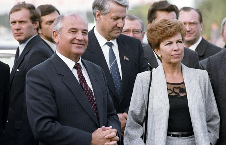 На фото: Михаил Сергеевич Горбачев (слева) со своей супругой Раисой Максимовной Горбачевой, 1985
