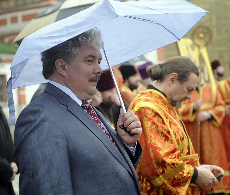 На фото: ректор РГТЭУ Сергей Бабурин во время Крестного хода, посвященного Дню славянской письменности и культуры в День памяти равноапостольных братьев Кирилла и Мефодия, на Красной площади