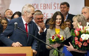 На фото: Милош Земан со своей женой Иваной (справа) и дочерью Катержиной (в центре) празднует победу на президентских выборах в Чехии, 27 января 2018 года