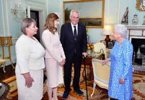 На фото: Королева Елизавета II во время встречи с президентом Чешской Республики Милошем Земаном в сопровождении его жены Иваны и дочери Катержины в Букингемском дворце в Лондоне, 2017 год