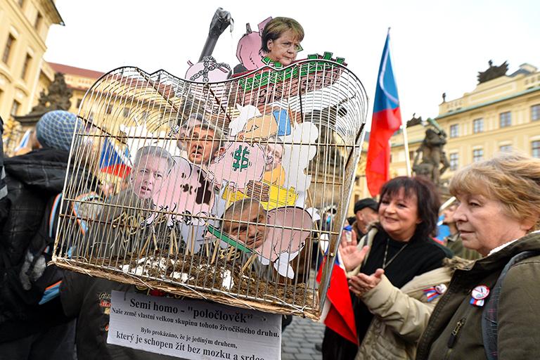 На фото: митинг в поддержку президента Милоша Земана под названием «За нашу культуру и безопасное движение страны» и внепарламентскую партию «Национальная демократия». Толпа собравшихся заявляет, что Земан является одним из немногих политиков, которые предлагают решение кризиса беженцев