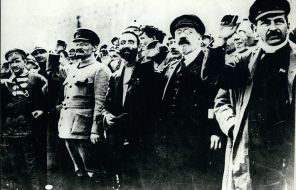 На фото: Иосиф Сталин и Лев Троцкий в Петрограде около 1917 