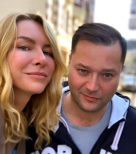 "Прокачиваем с Надей субботние семейные завтраки. Жена Nadya Isaeva (на фото) хоть и бывшая, но в смысле моего восприятия понятия семьи, сегодняшнее состояние этого статуса у нас даже ближе. Мой совет вам. Если юридические отношения, в которые вы себя на своих сексуальных и всяких разных других любопытных эмоциях погрузили, под курлыканье голубей, детишек-ангелочков и россыпи пшеничной крупы уже не делают вас счастливыми — не делайте миллион попыток, не растрачивайте свою жизнь на конфликт, не мучайте себя и всех вокруг. Переключайтесь в свободу. Здесь настоящая жизнь. Захотите когда-то быть вместе — никто ж не мешает..."