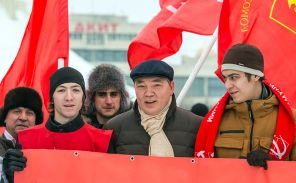 На фото: депутат ГД РФ Леонид Калашников (в центре) на митинге работников АВТОВАЗа в Тольятти против сокращений рабочих мест и низкой оплаты труда, 2014 год