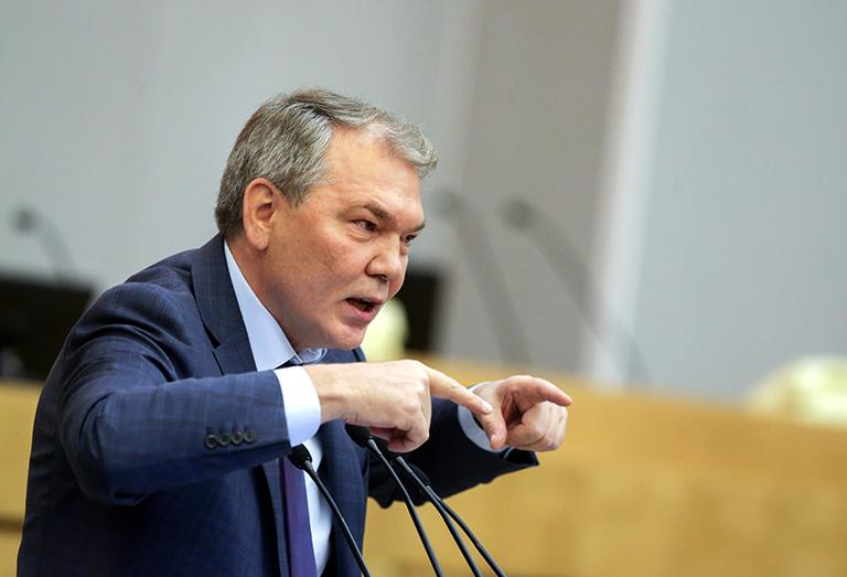 На фото: председатель Комитета по делам СНГ, евразийской интеграции и связям с соотечественниками Леонид Калашников на пленарном заседании Государственной думы РФ, 2017 год