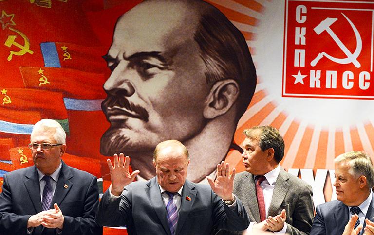 На фото: первый секретарь ЦК Компартии Белоруссии Игорь Карпенко, председатель ЦК КПРФ Геннадий Зюганов, член президиума ЦК КПРФ и первый заместитель председателя комитета Государственной Думы РФ по международным делам Леонид Калашников (слева направо) на XXXV съезде Союза коммунистический партий в Минске, 2014 год