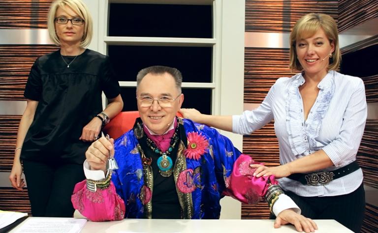 На фото: главный редактор журнала «Officiel» Эвелина Хромченко, модельер Слава Зайцев и телеведущая Арина Шарапова ( слева направо) во время съемок программы «Модный приговор» на Первом канале российского телевидения, 2007 год.