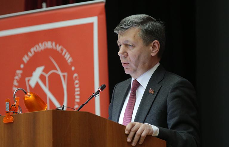 На фото: член Президиума КПРФ, заместитель председателя ЦК КПРФ, депутат Госдумы РФ Дмитрий Новиков на совместном мартовском пленуме центрального комитета и центральной контрольно-ревизионной комиссии Коммунистической партии РФ