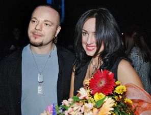 На фото: Владимир Пресняков с женой Леной Ленской в московском Гостином дворе на открытии недели Моды, 2005 год