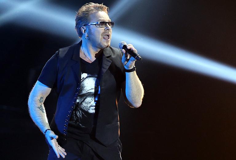 На фото: певец Владимир Пресняков на церемонии вручения национальной премии в области радиовещания "Радиомания 2015" на сцене Крокус Сити Холл, 2015 год