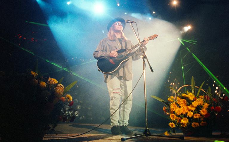 На фото: певец Владимир Пресняков на сцене зала "России" во время презентации первого Международного союза деятелей эстрадного искусства, созданного Махмудом Эсамбаевым. Спонсор — фирма "Ангажемент". 1992 год