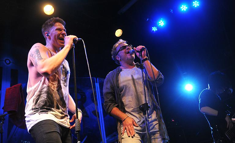 На фото: певцы Никита Пресняков и Владимир Пресняков-младший. Первый концерт Никиты Преснякова и его группы «Мультивселенная» в ночном клубе «B52», 2015 год