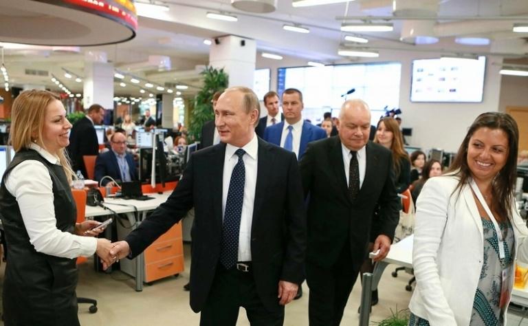 На фото: президент России Владимир Путин (второй слева) во время посещения Международного информационного агентства "Россия сегодня". Главный редактор RT и МИА «Россия сегодня» Маргарита Симоньян (справа) и генеральный директор МИА «Россия сегодня» Дмитрий Киселев (2-й справа), 2016 год.