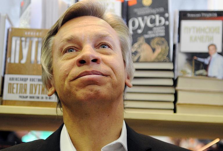 На фото: Алексей Пушков во время презентации своей новой книги "От Давоса до Куршевеля" на выставке-ярмарке "Книги России" на ВВЦ