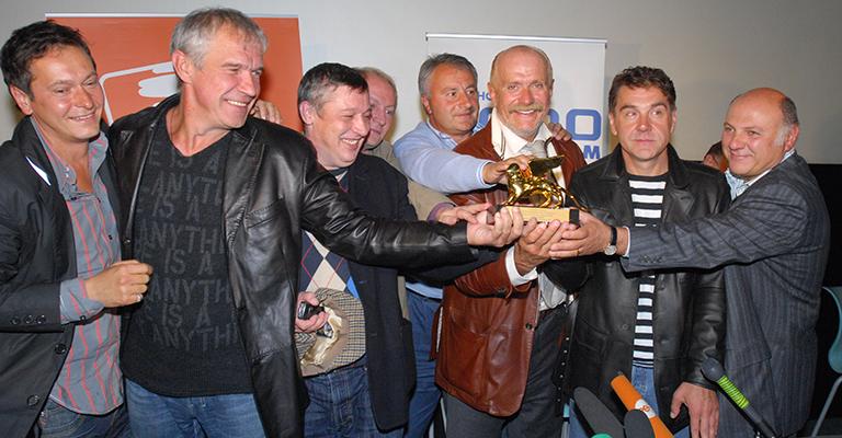 На фото: оператор Владислав Опельянц, актеры Сергей Гармаш, Михаил Ефремов и Виктор Вержбицкий, продюсер Леонид Верещагин, режиссер Никита Михалков, актеры Cергей Маковецкий и Сергей Газаров (слева направо) после пресс-показа фильма режиссера Н.Михалкова "Двенадцать" в кинотеатре "Каро-фильм", 2007