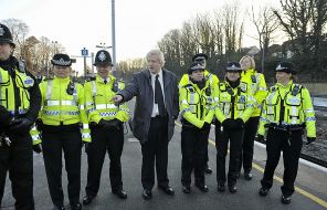 На фото: мэр Лондона Борис Джонсон вместе с главным констеблем Британской транспортной полиции (BTP) Иэном Джонстоном объявляют о привлечении еще 50 сотрудников британской транспортной полиции для повышения безопасности во внешних районах Лондона, 2009