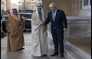 На фото: министр иностранных дел Саудовской Аравии Аделя аль-Джубейра (C) приветствует министр иностранных дел Великобритании Борис Джонсон перед встречей по ситуации в Сирии в Ланкастер-Хаусе в Лондоне, 2016