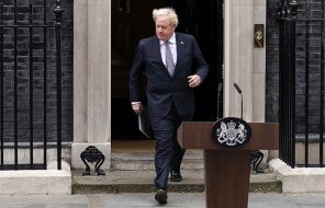 На фото: премьер-министр Великобритании Борис Джонсон после обращения к нации возле резиденции на Даунинг-стрит, 10, 07.07.2022
