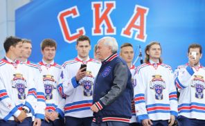 На фото: губернатор Санкт-Петербурга Георгий Полтавченко (на первом плане) во время празднования победы хоккейного клуба СКА в чемпионате КХЛ