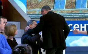 На фото: ведущий ток-шоу «Время покажет» Артем Шейнин схватил Майкла Бома рукой за шею