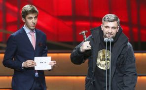 На фото: музыкант Василий Вакуленко (Баста) (справа), победивший в номинации "Лучший хип-хоп проект", на церемонии вручения Первой российской национальной музыкальной премии