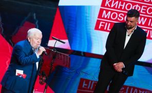 На фото: режиссер Сергей Соловьев и музыкант Василий Вакуленко (Баста) (слева направо) перед показом фильма "Ке-ды"