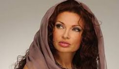 В Крыму 48-летняя Эвелина Бледанс выставила напоказ свои прелести